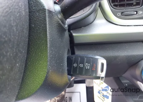 2020 Kia Rio S z USA, uszkodzony, nr VIN 3KPA24AD5LE330820